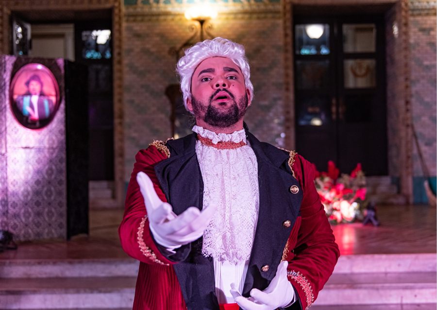 Cantor lírico Flávio Melo em figurino de época em As Bodas de Fígaro